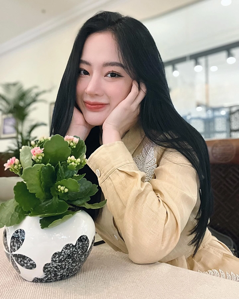 Bí mật về phẫu thuật của Angela Phương Trinh và sự thay đổi trong ngoại hình của cô