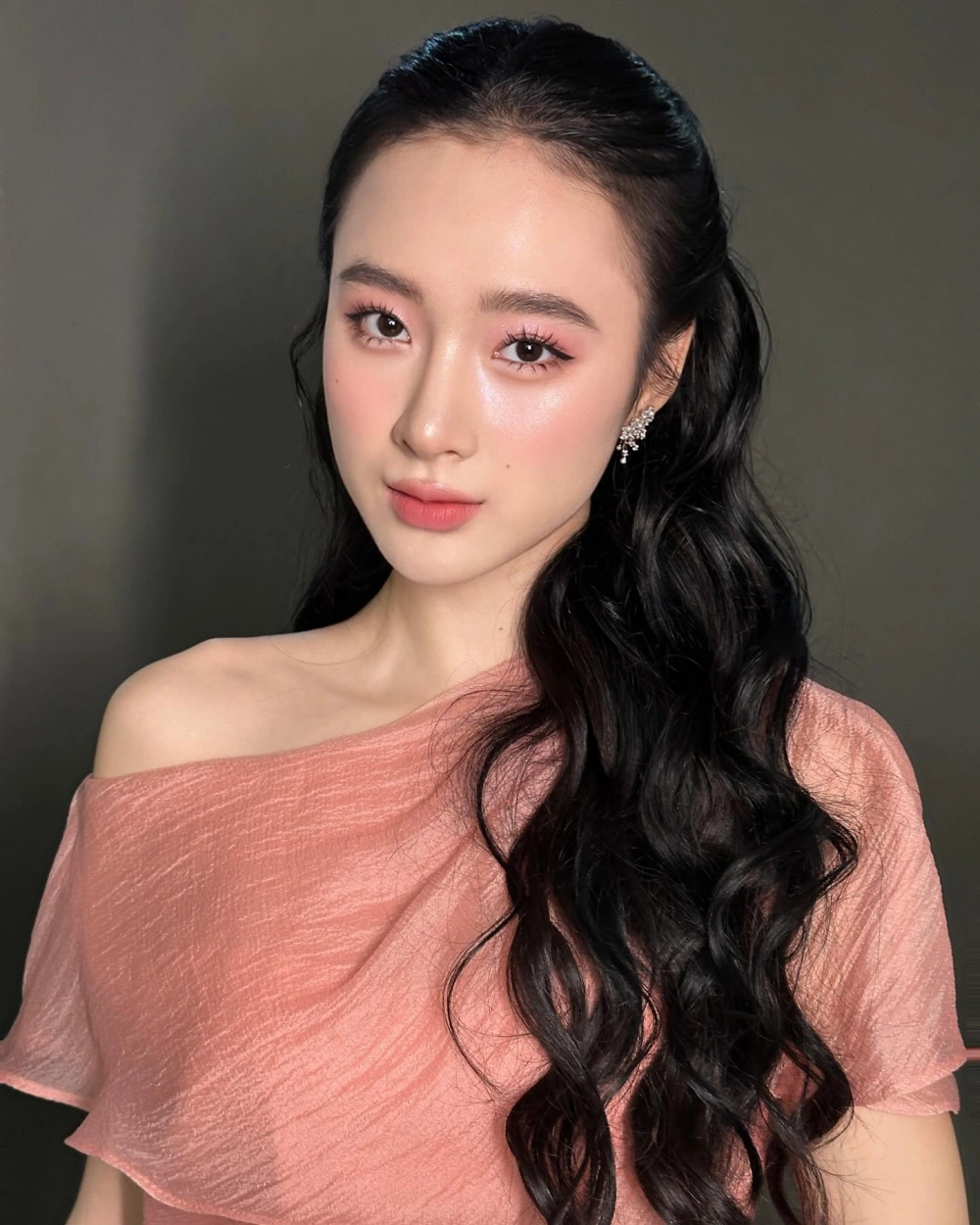 Cùng xem Angela Phương Trinh ở độ tuổi nào và những bước tiến trong sự nghiệp của cô