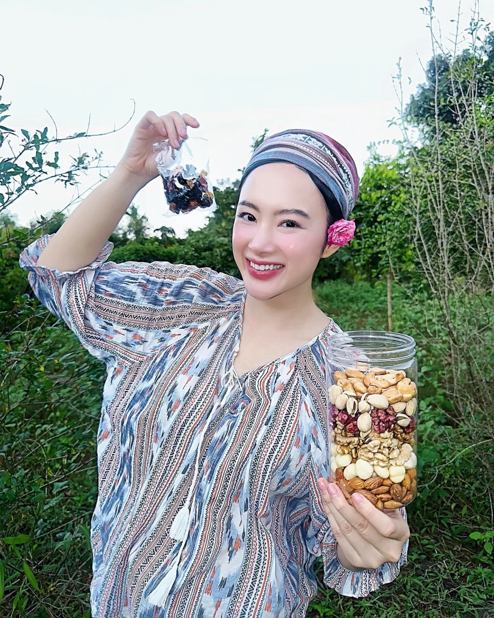 Angela Phương Trinh xuất thân từ một gia đình bình thường, nhưng cô đã trở thành ngôi sao nổi bật