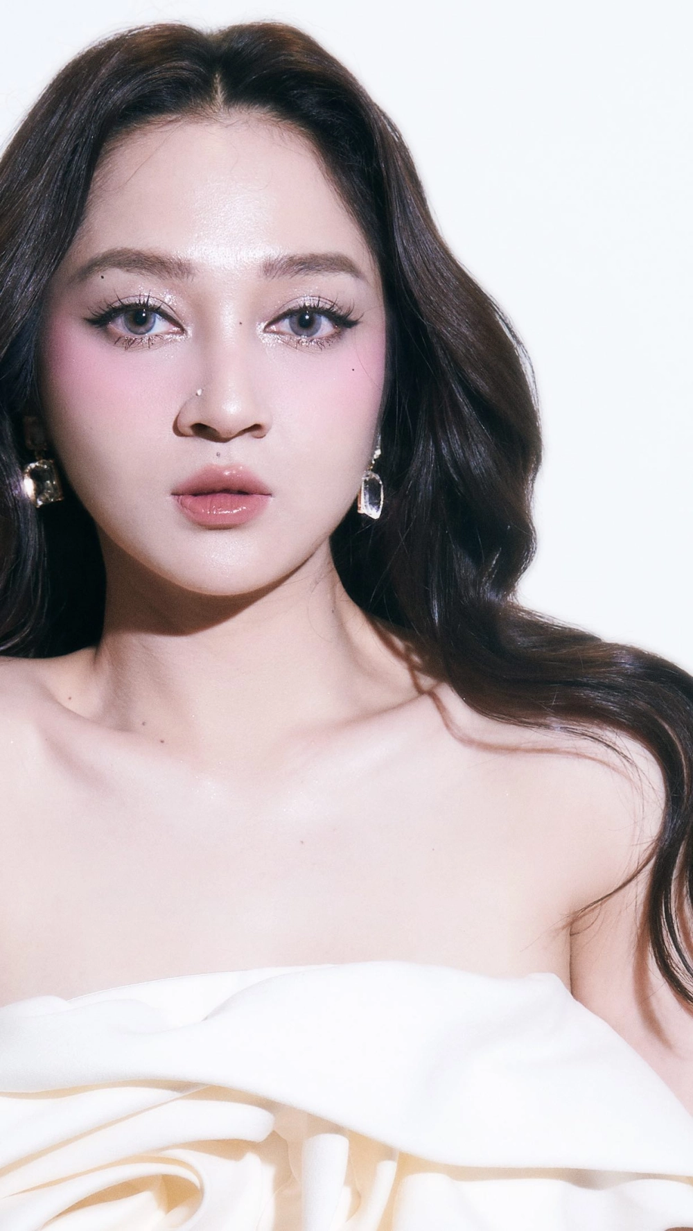 Phong cách mới lạ với Bảo Anh tóc xoăn, đầy sự quyến rũ