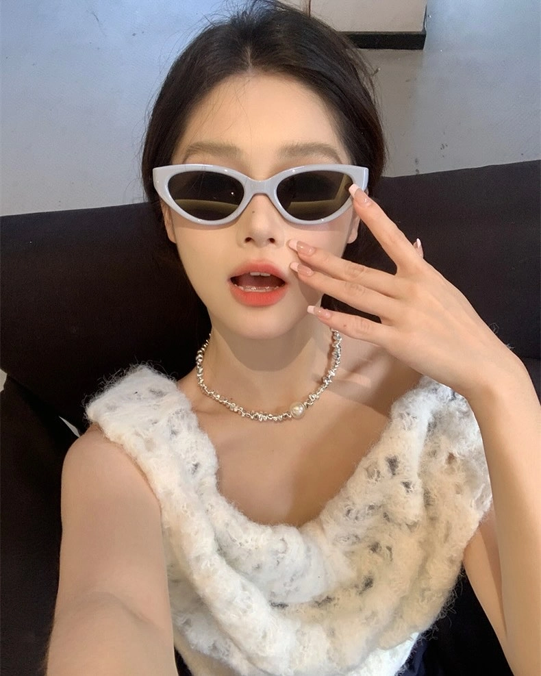 Hình ảnh con gái đeo kính dịu dàng dễ làm xiêu lòng