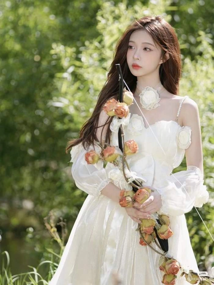 Ảnh cô gái cầm hoa hồng là biểu tượng của tình yêu và sự lãng mạn