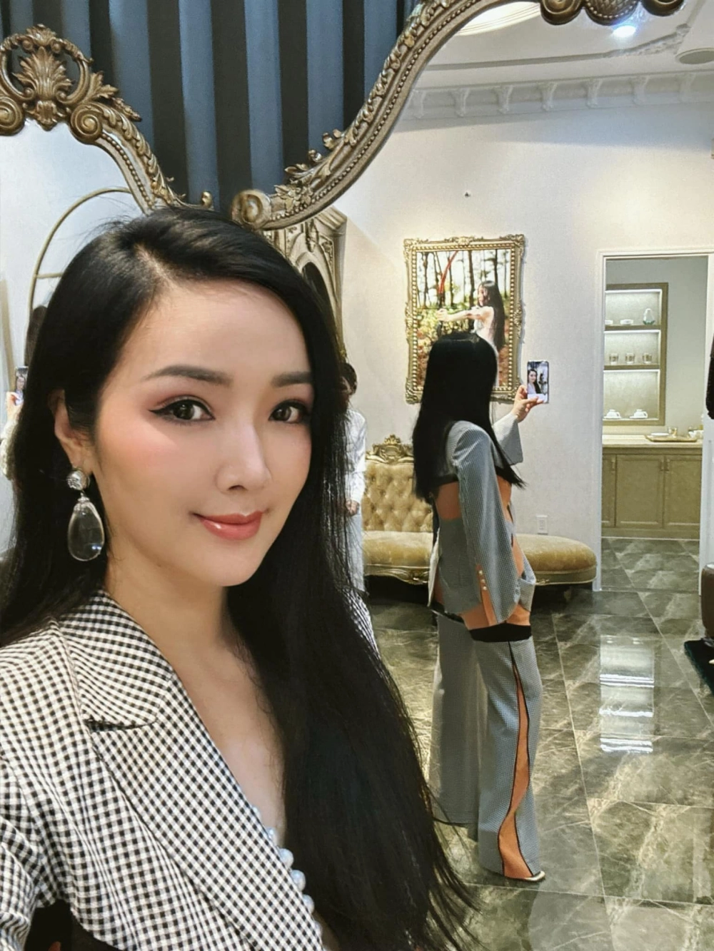 Phong cách thời trang đầy ấn tượng của hoa hậu dáng mi