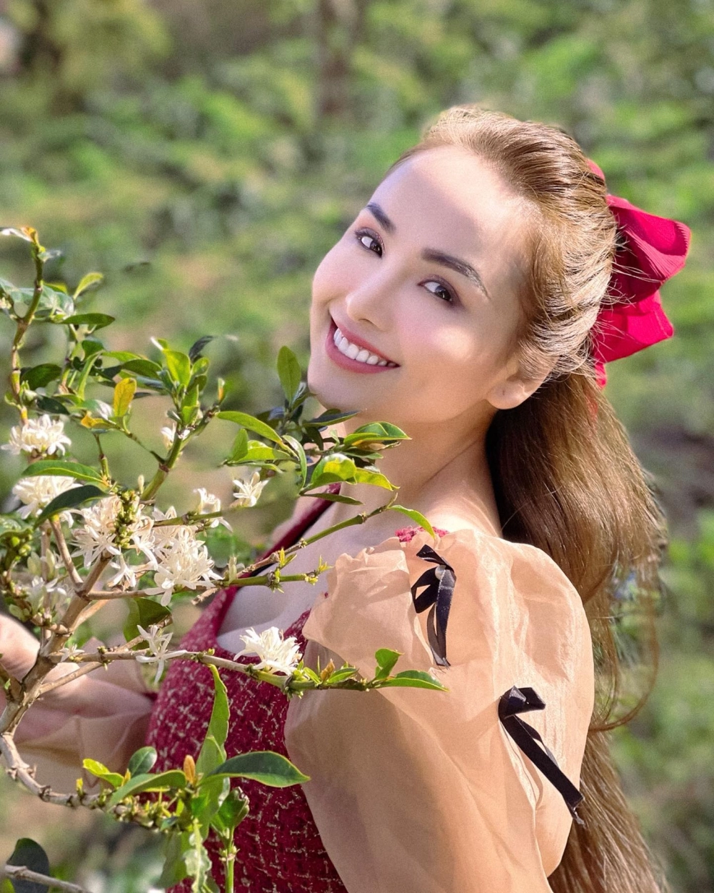 Thông tin về tuổi thật của hoa hậu diễm hương sinh năm bao nhiêu
