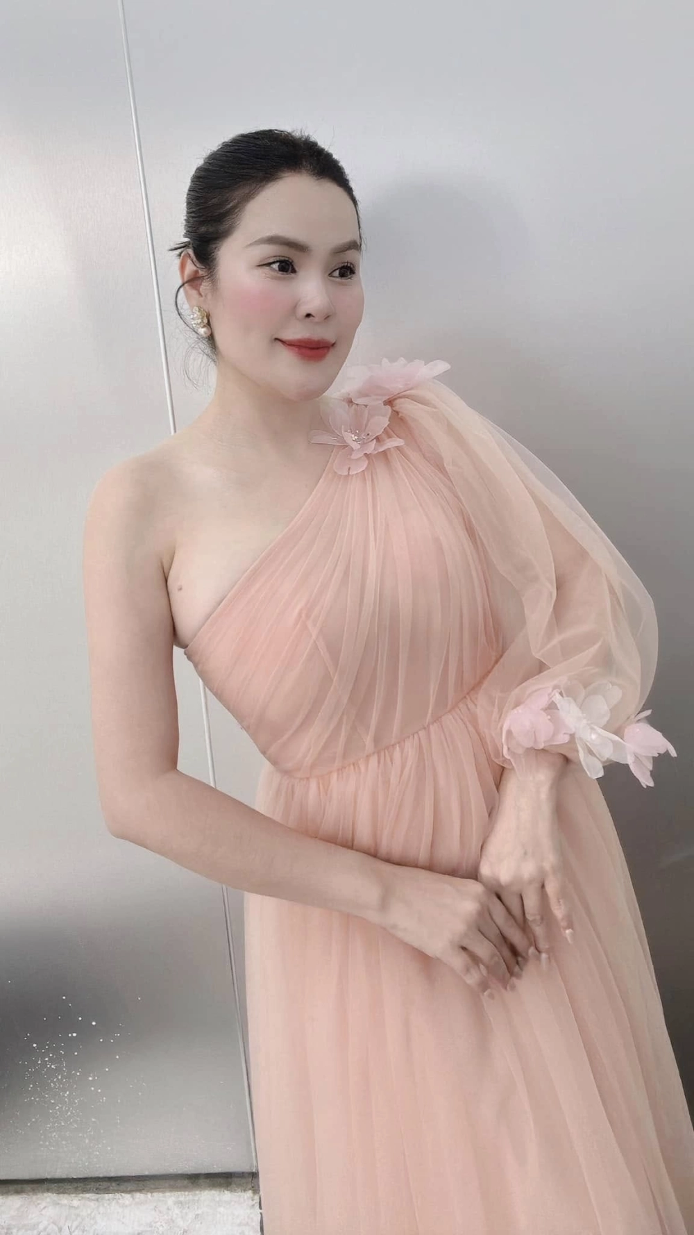 Tiết lộ chi tiết về tiểu sự chồng hoa hậu phương lê gây sốc