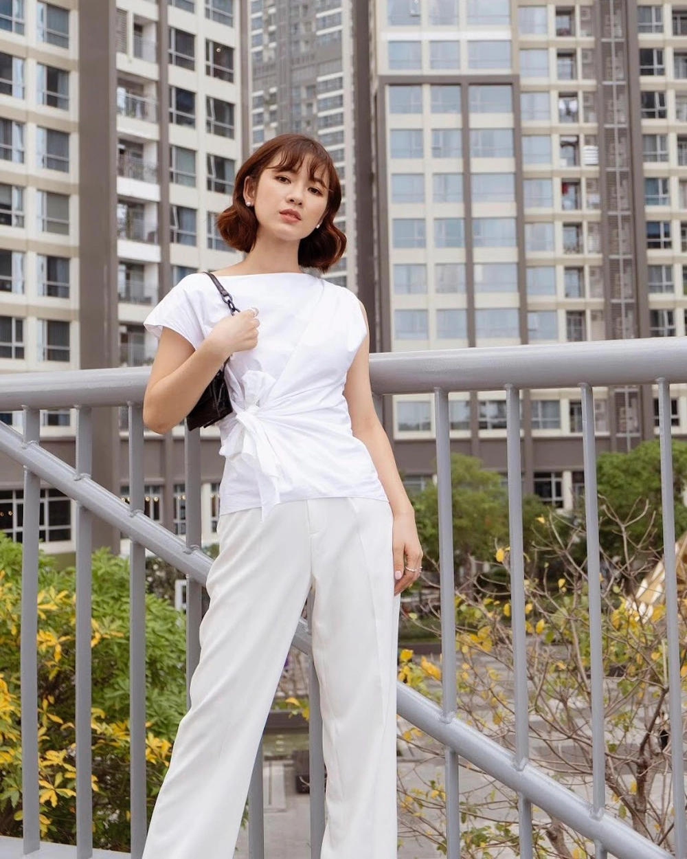 Quyến rũ và thanh thoát trong hình ảnh cô gái với váy maxi trên phố
