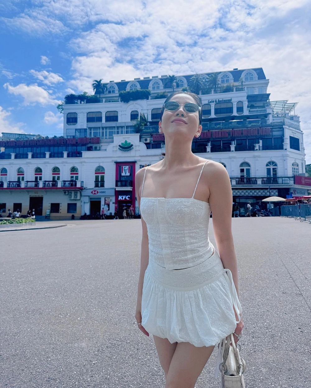 Gái xinh mặc váy trắng sexy quyến rũ đầy tinh khôi và nổi bật