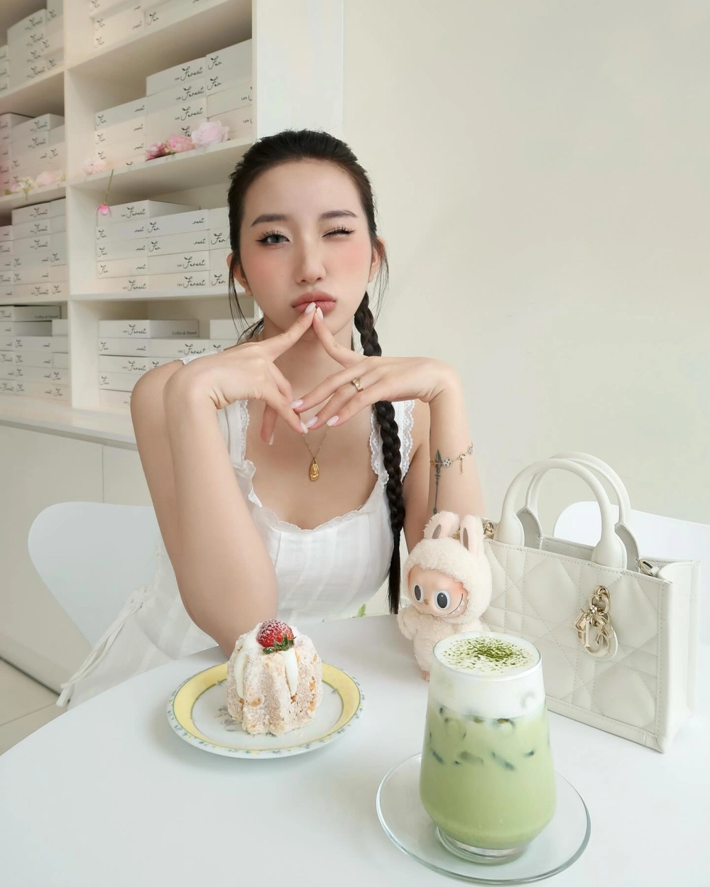 Gái xinh mặc váy trắng nhảy cực kỳ nổi bật với từng động tác