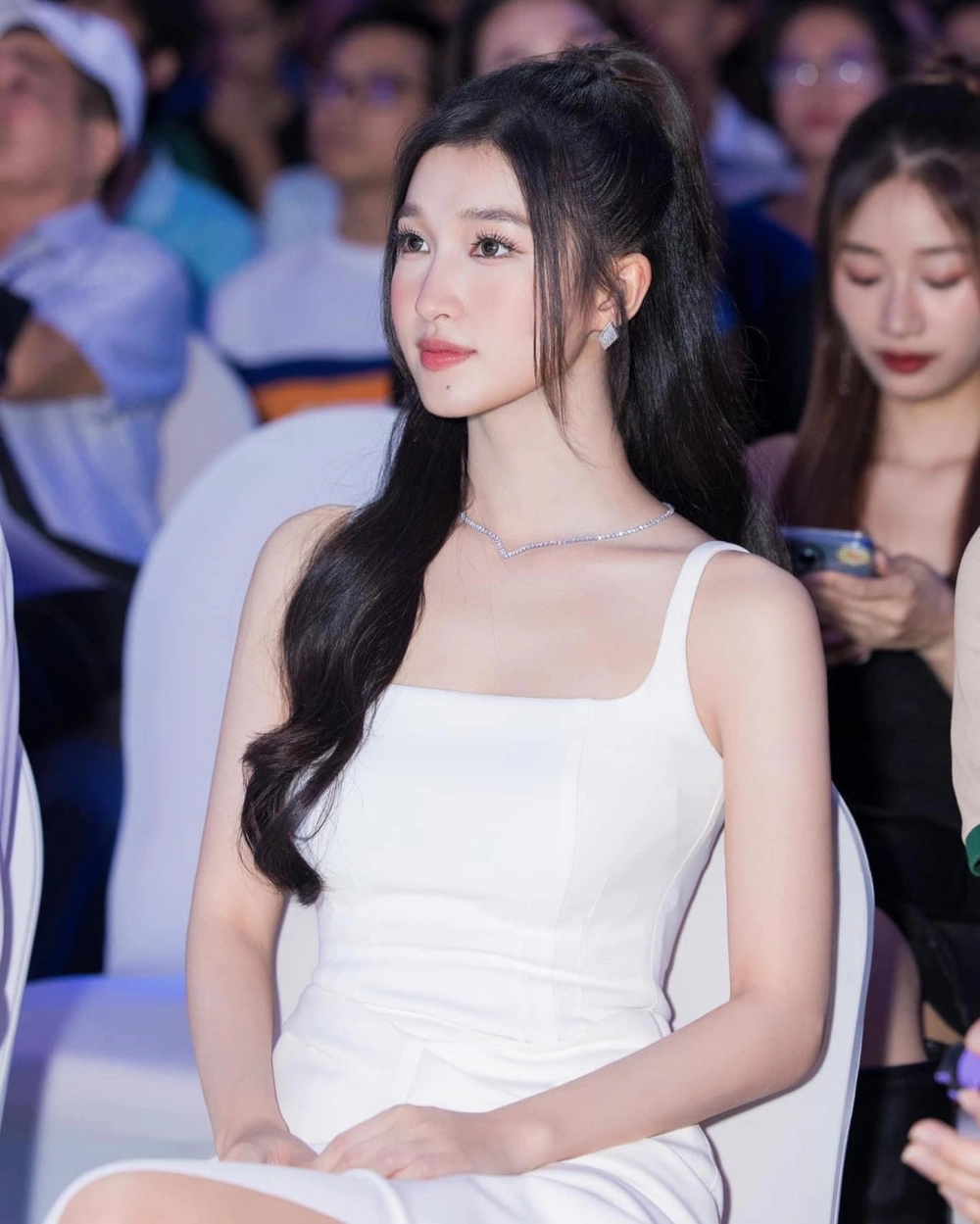 Kiểu tóc nữ dài đẹp là điểm nhấn cho phong cách thanh lịch