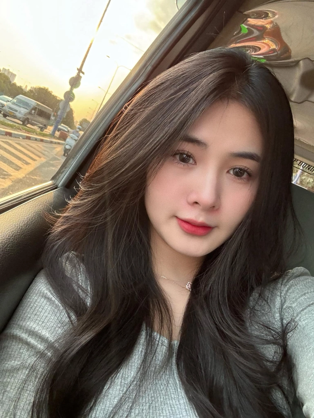 Kiểu tóc dài đẹp cho mặt tròn giúp gương mặt thon gọn tự nhiên