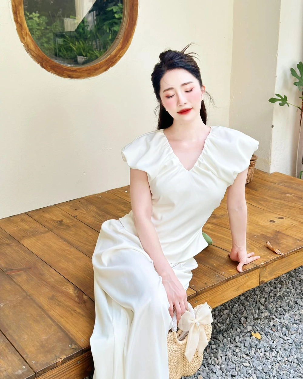 Gái xinh áo dài trắng live tiktok gây ấn tượng với vẻ đẹp thuần khiết và dịu dàng trong tà áo dài