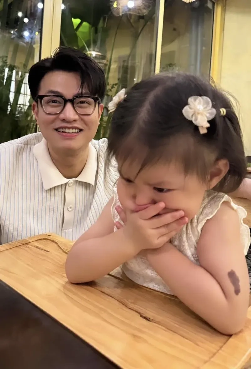 Hình nền bé gái trong rừng thần thoại, như một nàng tiên trong câu chuyện cổ tích