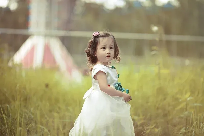 Làm mới màn hình với Hình nền bé gái dễ thương HD chuẩn nét