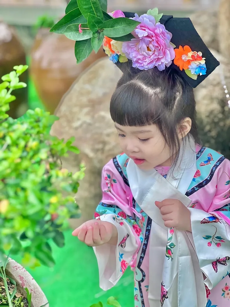 Ý nghĩa về hình ảnh em bé gái
