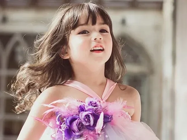 Khám phá và Tải ảnh em bé gái dễ thương với nụ cười tỏa nắng