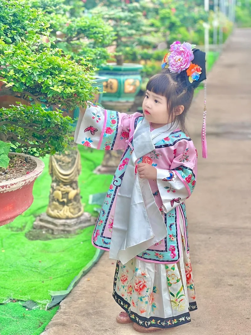 Hình nền bé gái thiên thần ngọt ngào, tạo nên không gian trong sáng và lãng mạn