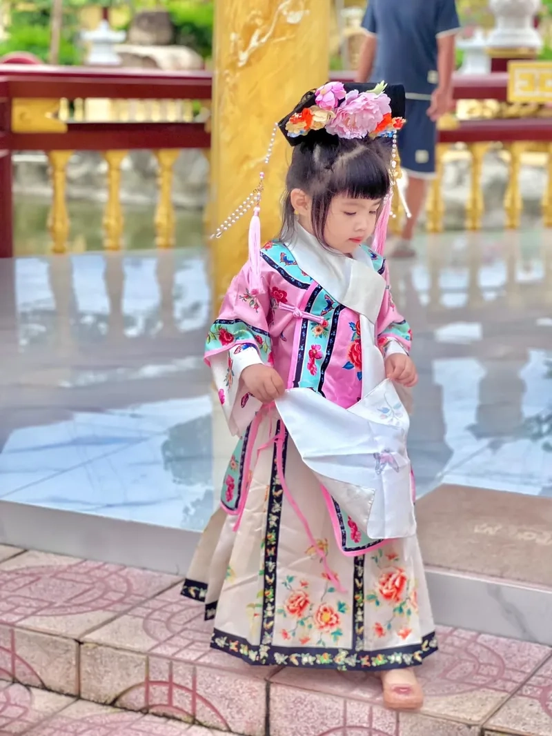 Hình nền bé gái anime nổi bật với nét vẽ dễ thương và đầy màu sắc