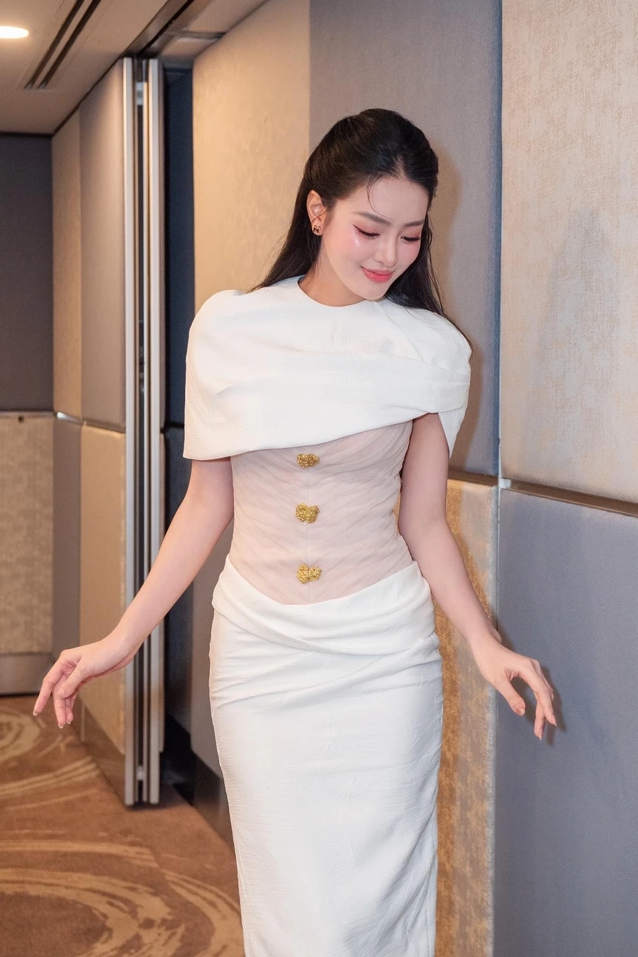 Bùi khánh linh với khả năng nói tiếng Anh ấn tượng trên sóng truyền hình