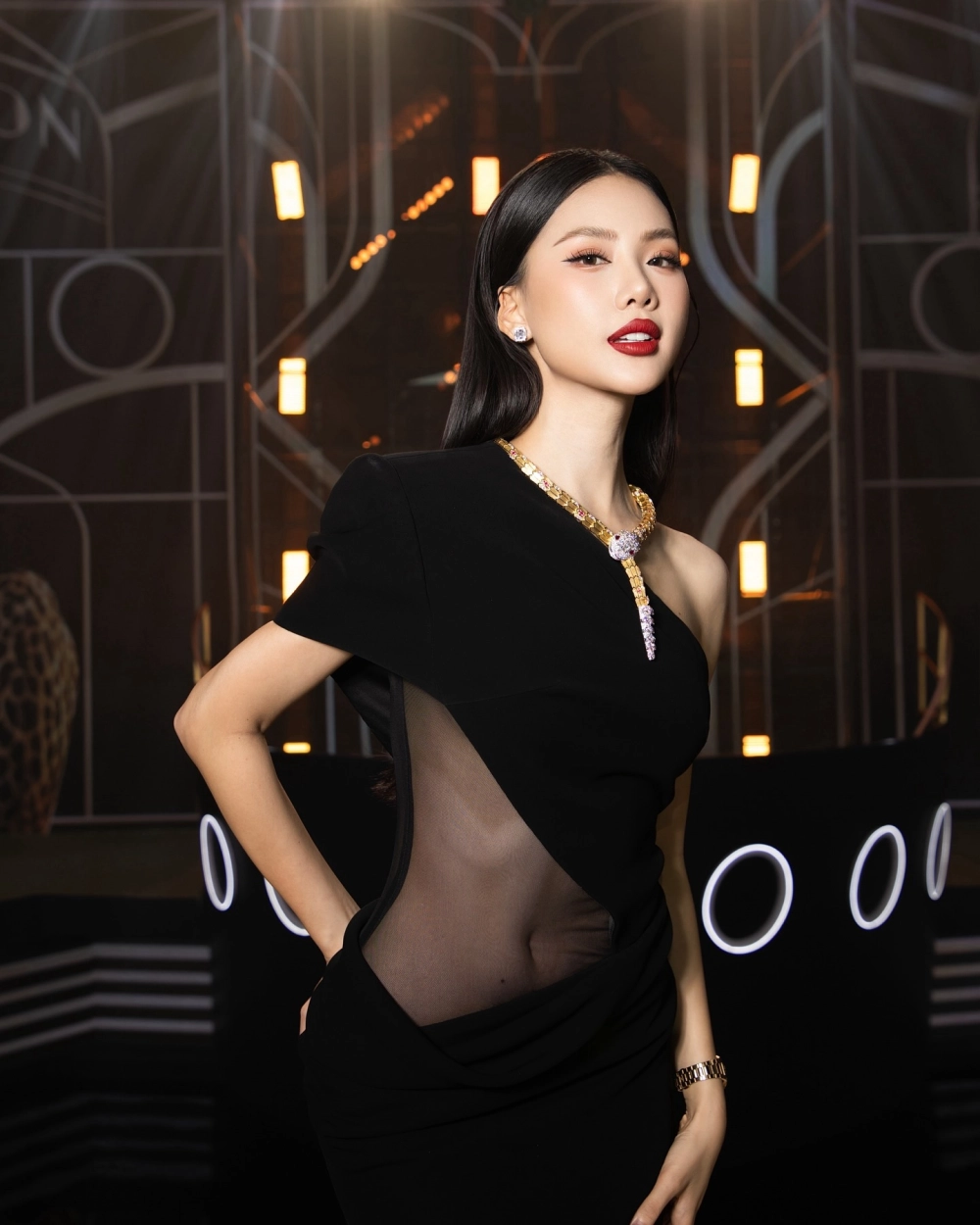 Miss Universe 2023 Bùi Quỳnh Hoa mặc váy dạ hội sang trọng