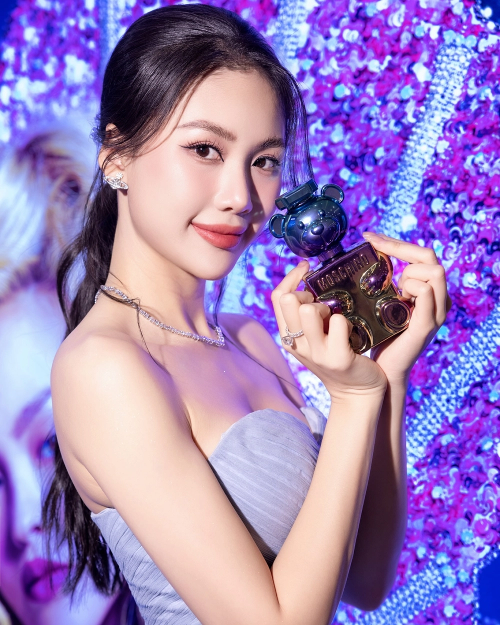 Bùi Quỳnh Hoa thi Miss Universe với trang phục dân tộc độc đáo