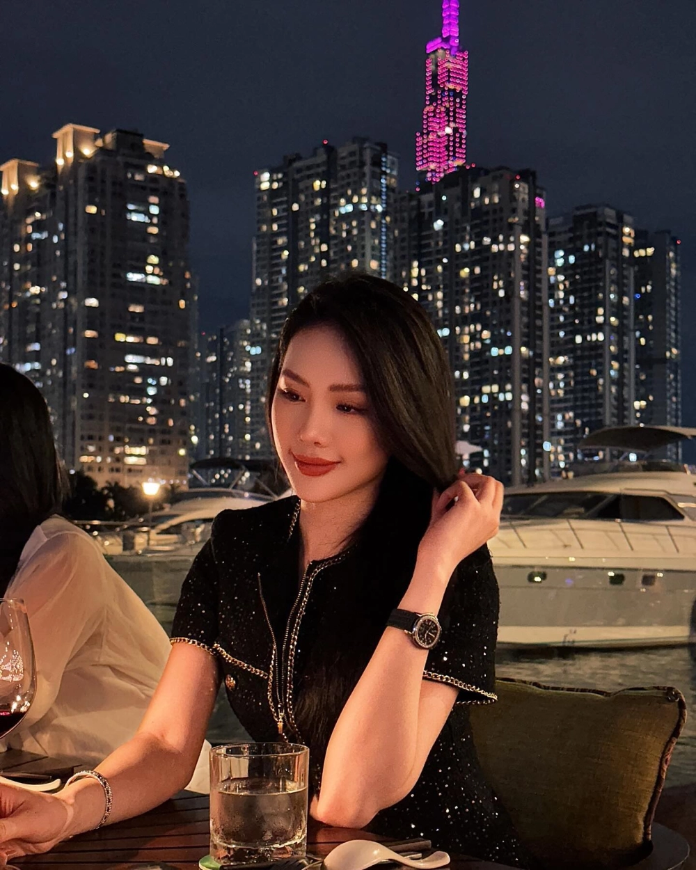 Bùi Quỳnh Hoa chung kết xuất hiện với thần thái quyền lực
