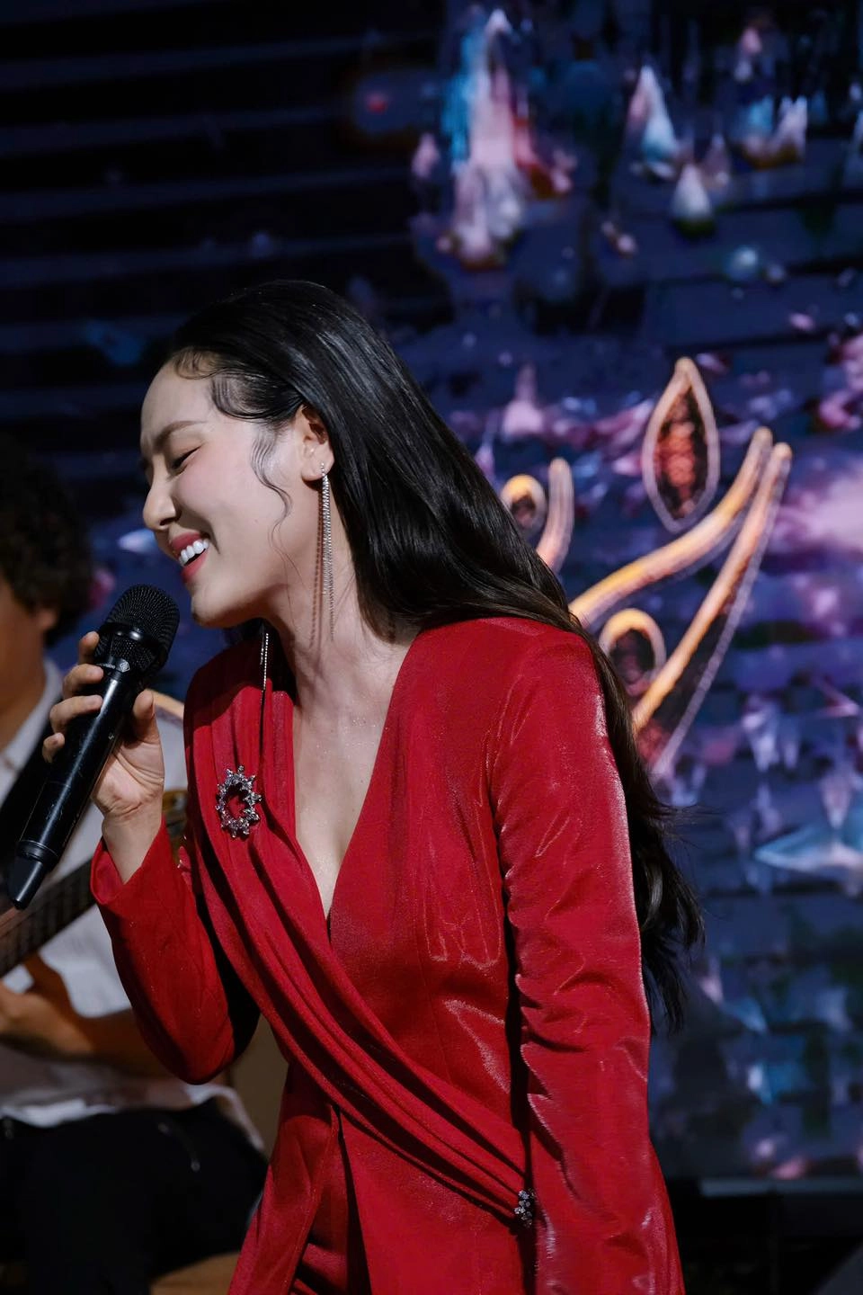 Theo dõi ca sĩ Phương Linh Instagram để chiêm ngưỡng những khoảnh khắc đáng nhớ trong đời sống của cô