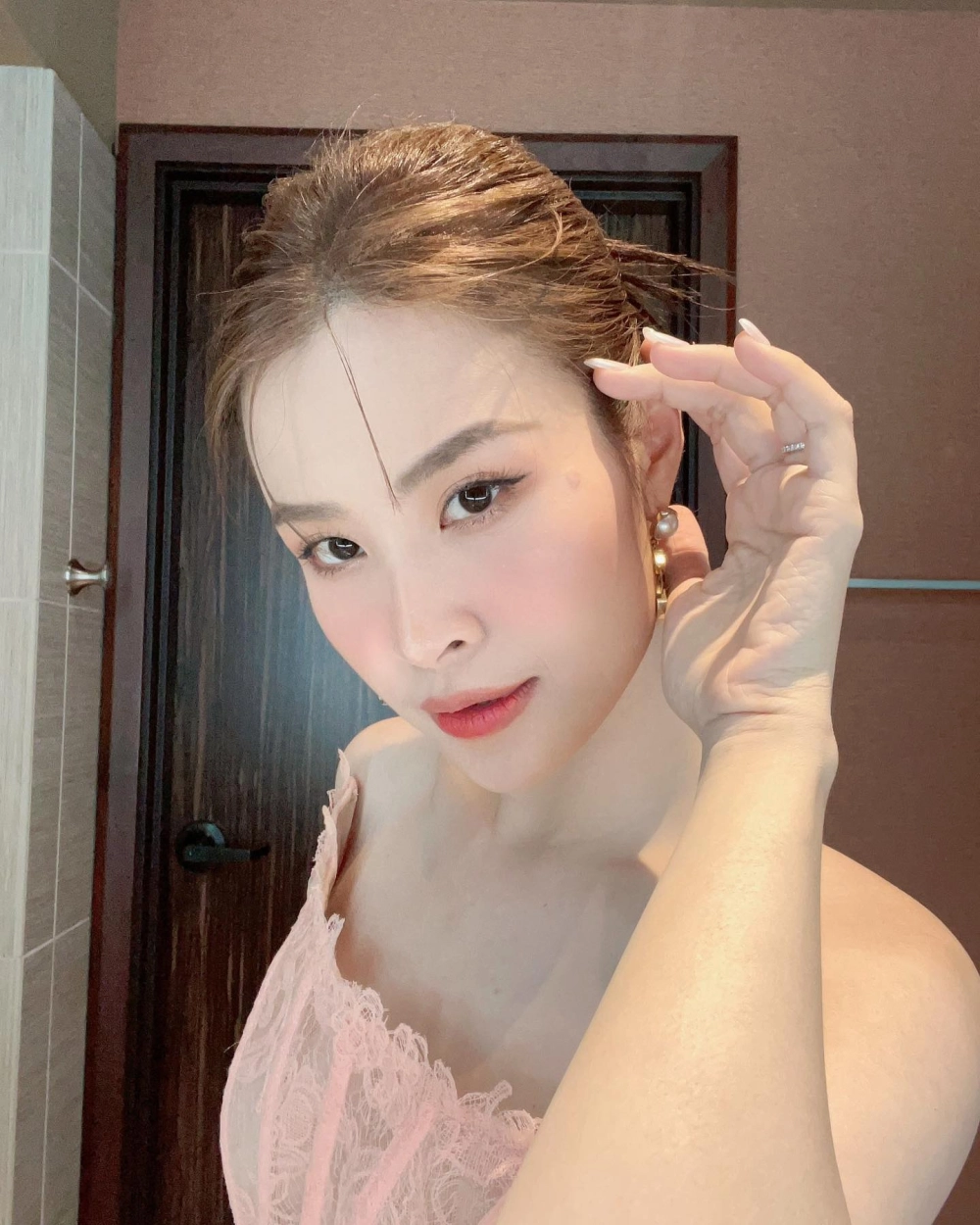 Xem ngay Đông Nhi lyrics cho bản hát thêm cảm xúc