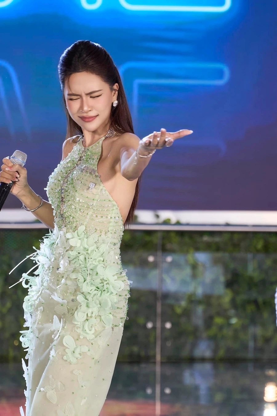 Lời bài hát Hà Nhi tay trái chỉ trăng mang đến cảm xúc sâu lắng trong từng ca từ