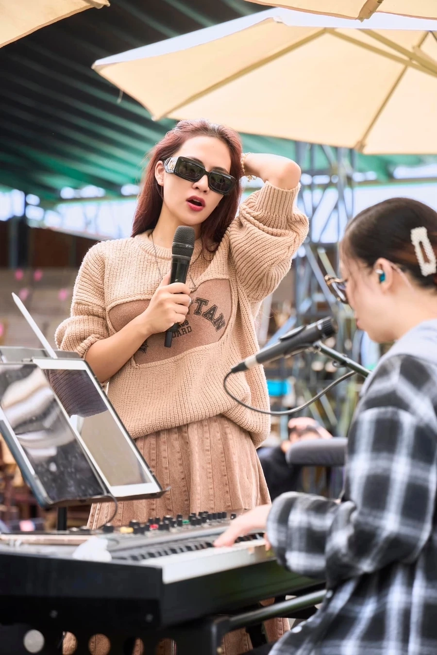 Lời bài hát Hà Nhi chưa quên người yêu cũ đầy tâm trạng khiến người nghe nhớ về quá khứ