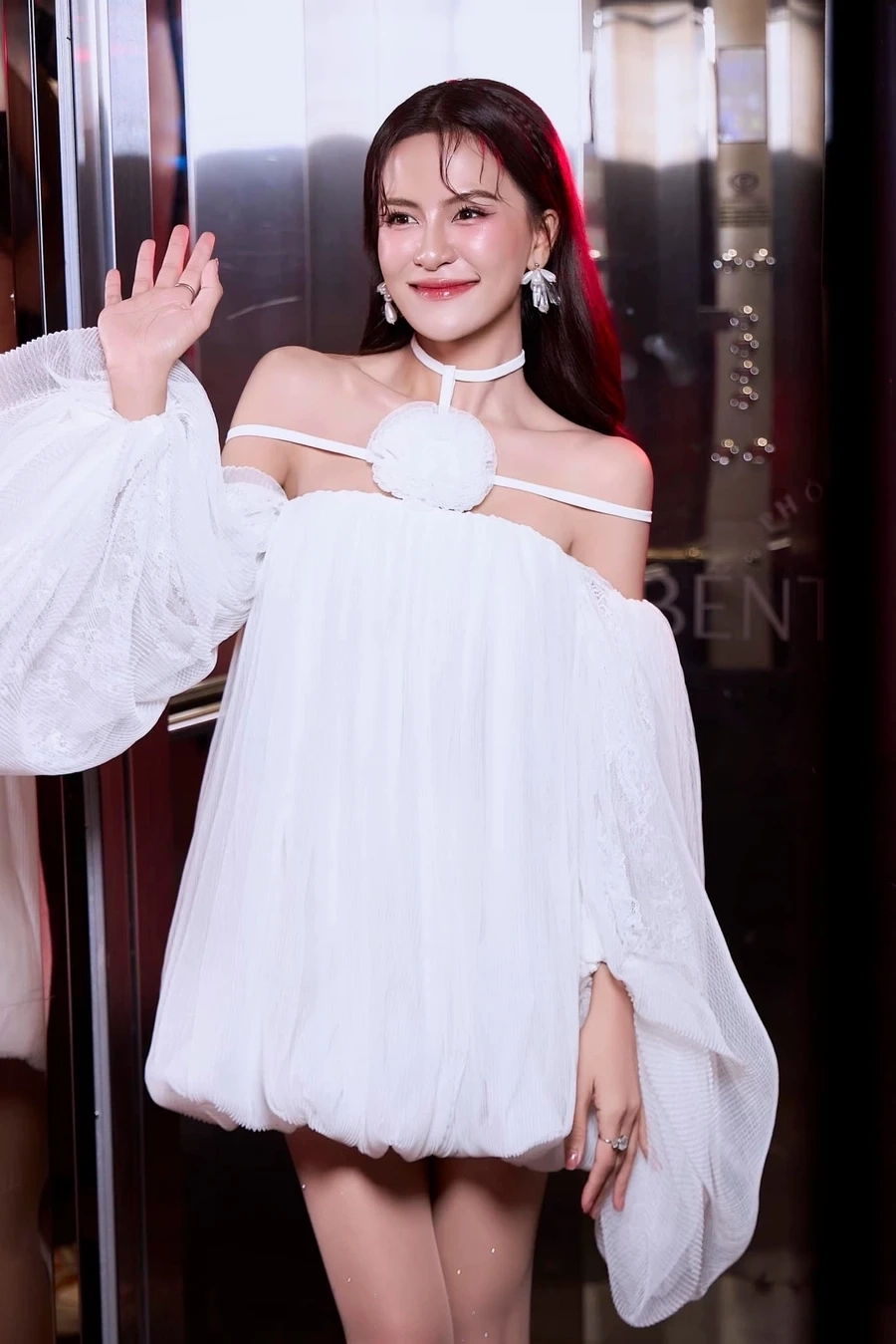 Đừng kéo đôi chân em lại Hà Nhi là ca khúc có sức lay động mạnh mẽ trong lòng người nghe