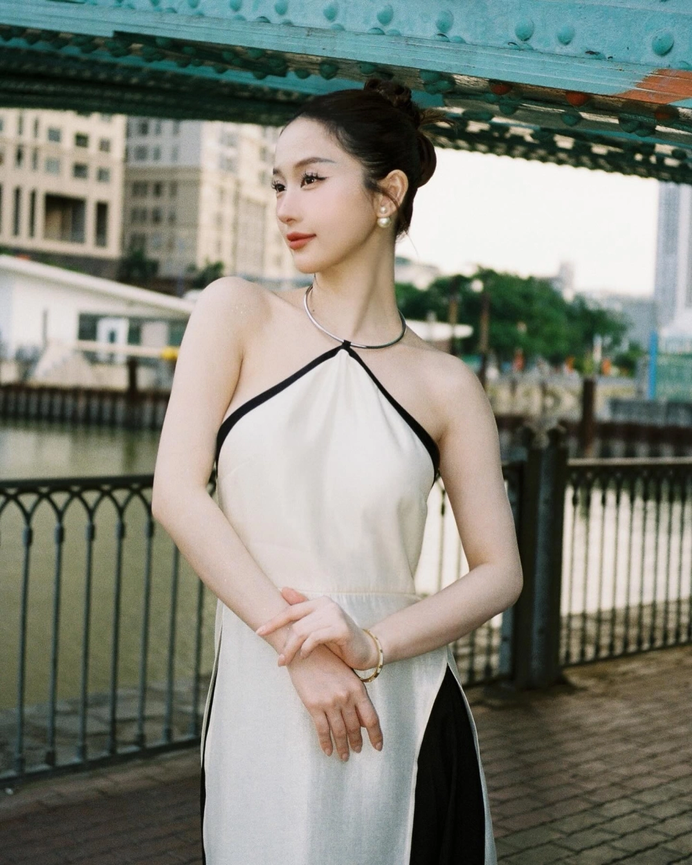 Ngắm nhìn jun vũ hát và sự cuốn hút qua từng nốt nhạc
