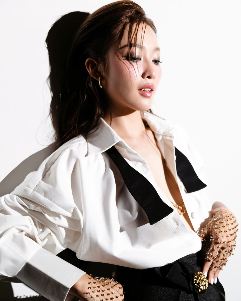 Khả Ngân hát khiến người nghe bất ngờ bởi giọng hát đầy cảm xúc
