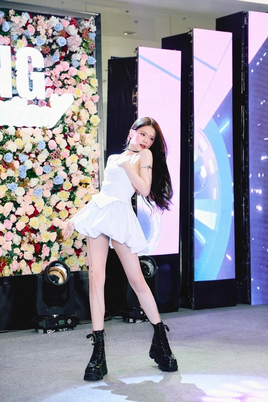 Khám phá sự cuốn hút trong các buổi Linh Ka livestream trên mạng xã hội