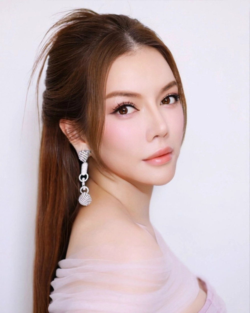 Lý nhã kỳ làm gì để duy trì sự nổi tiếng và thành công trong ngành giải trí