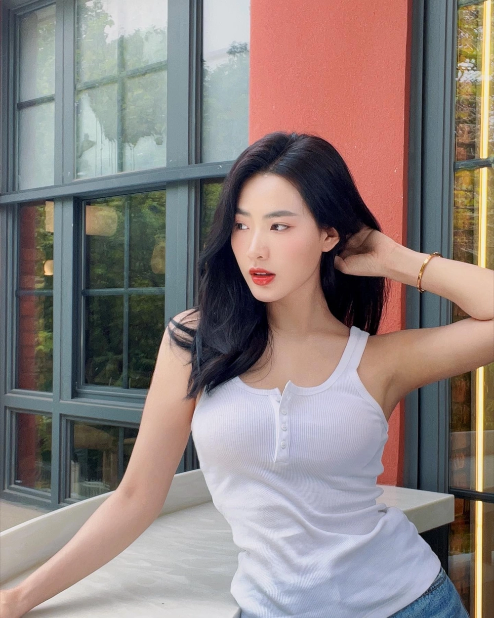 Thần thái cuốn hút của Minh Trang khi dẫn chương trình