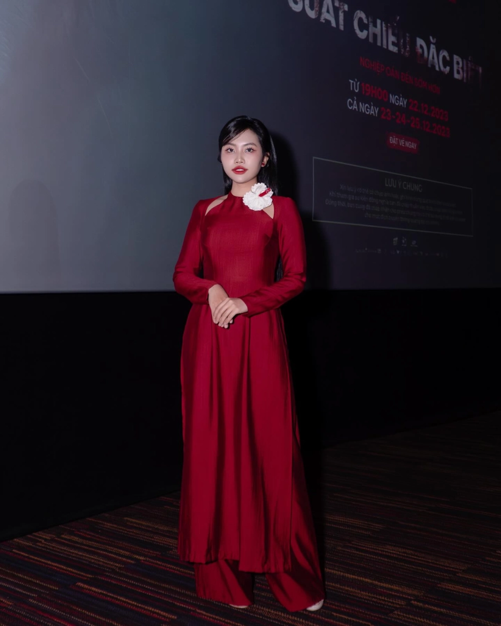 Phương Mỹ Chi ăn kem gây bão với hình ảnh dễ thương