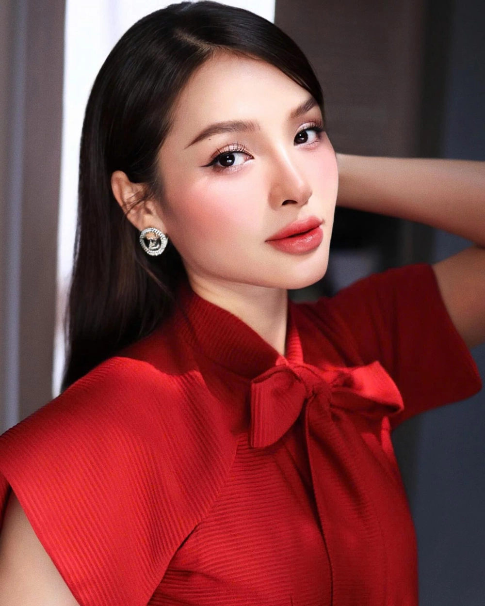 Cùng theo dõi Phương Trinh Jolie official để cập nhật những tin tức mới nhất về cô