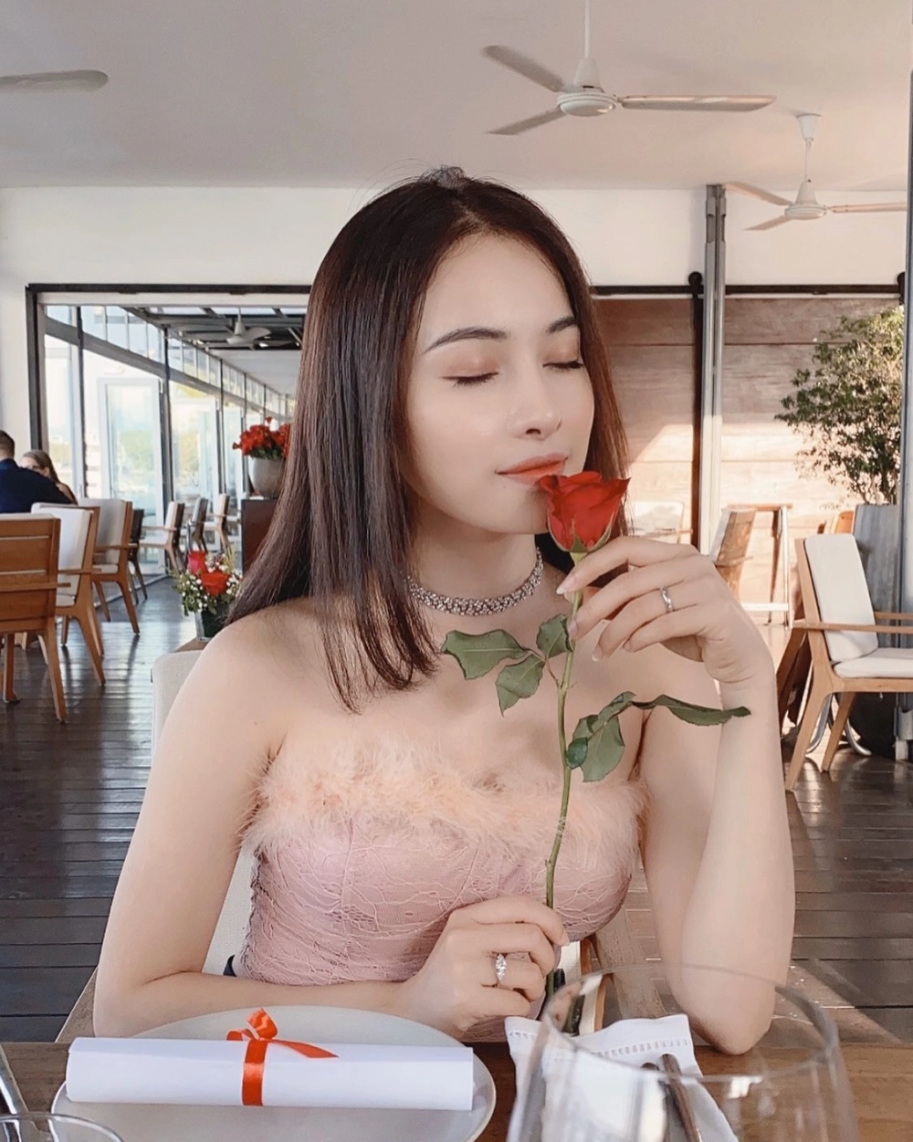 Sara Lưu tuổi thật khiến nhiều người bất ngờ vì trẻ trung