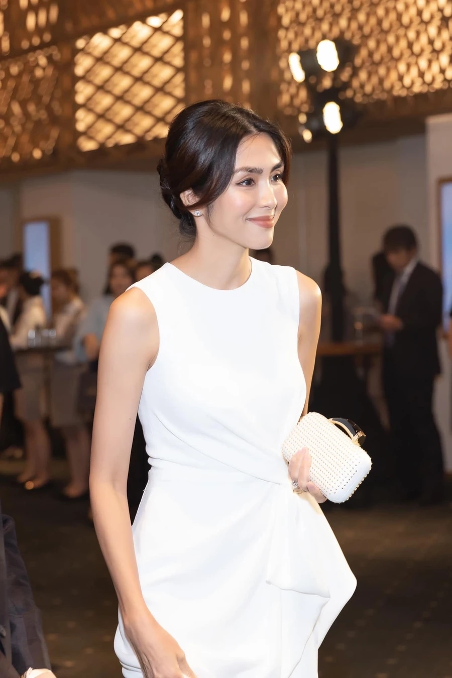 Tăng Thanh Hà Tóc Ngắn trẻ trung và đầy cá tính trong từng khung hình
