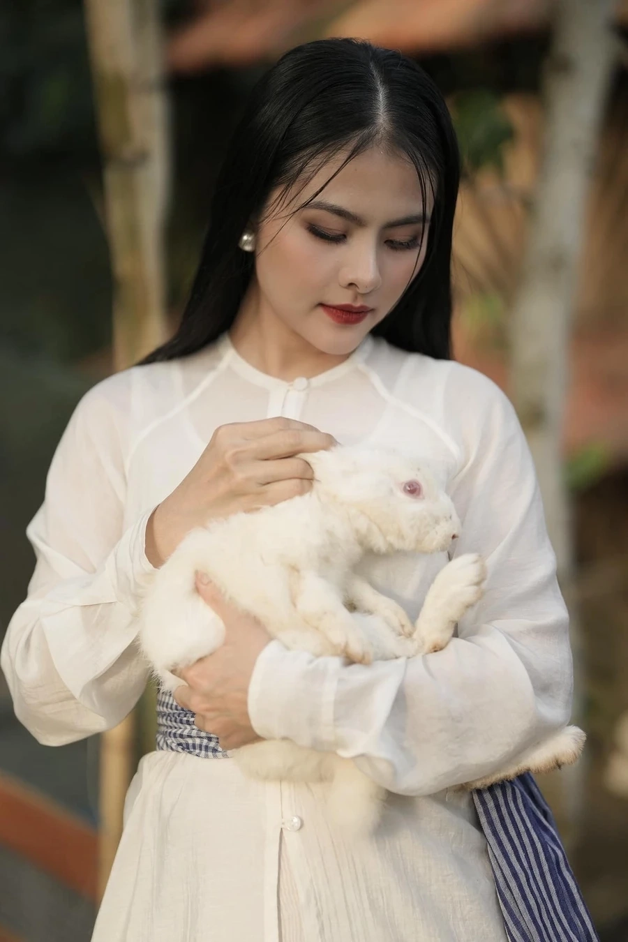 Hoa Hậu Vân Trang ghi điểm bởi thần thái sang trọng và đậm chất Á Đông