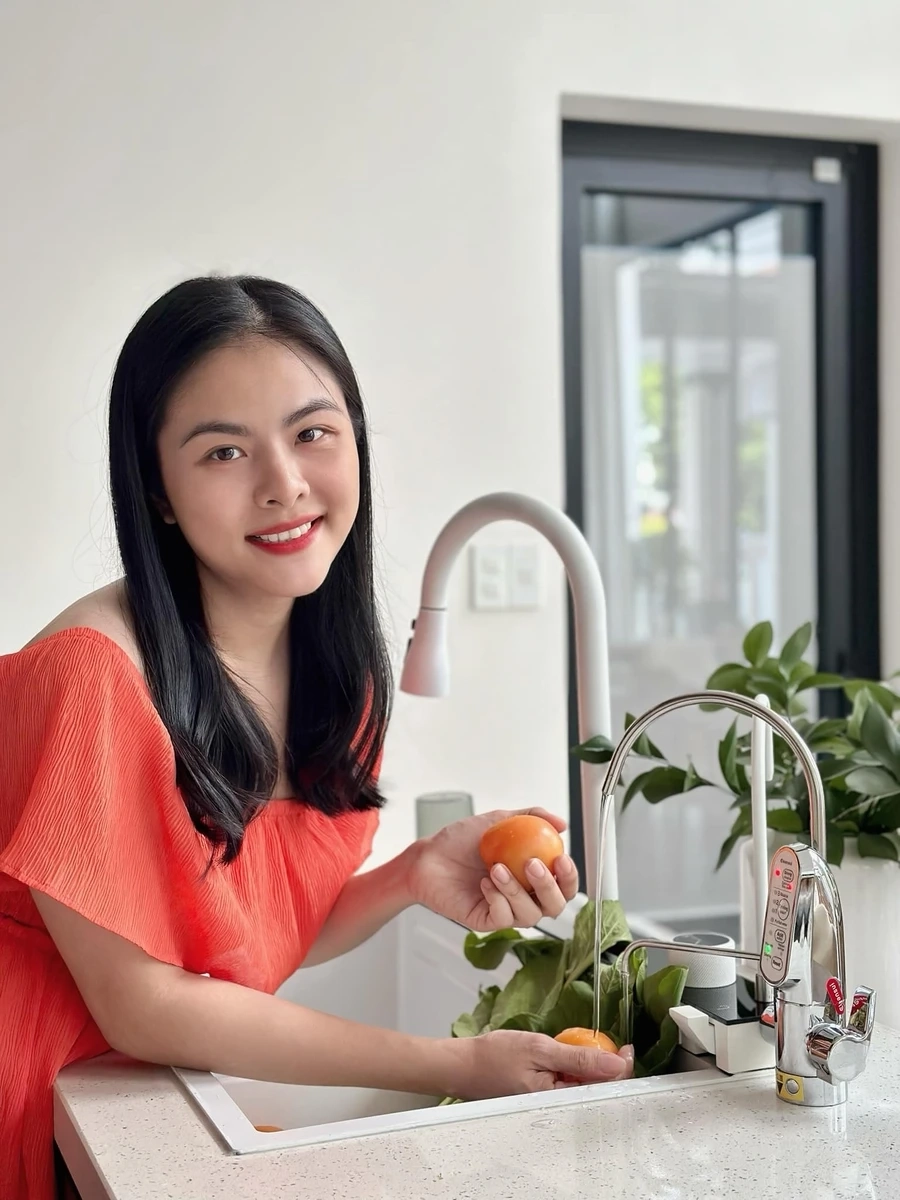 Hoa Hậu Vân Trang tỏa sáng với thần thái cuốn hút và duyên dáng