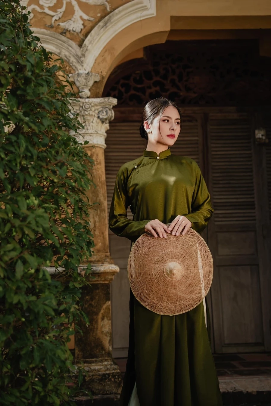 Hình Ảnh Vân Trang khoe phong cách thời trang ấn tượng