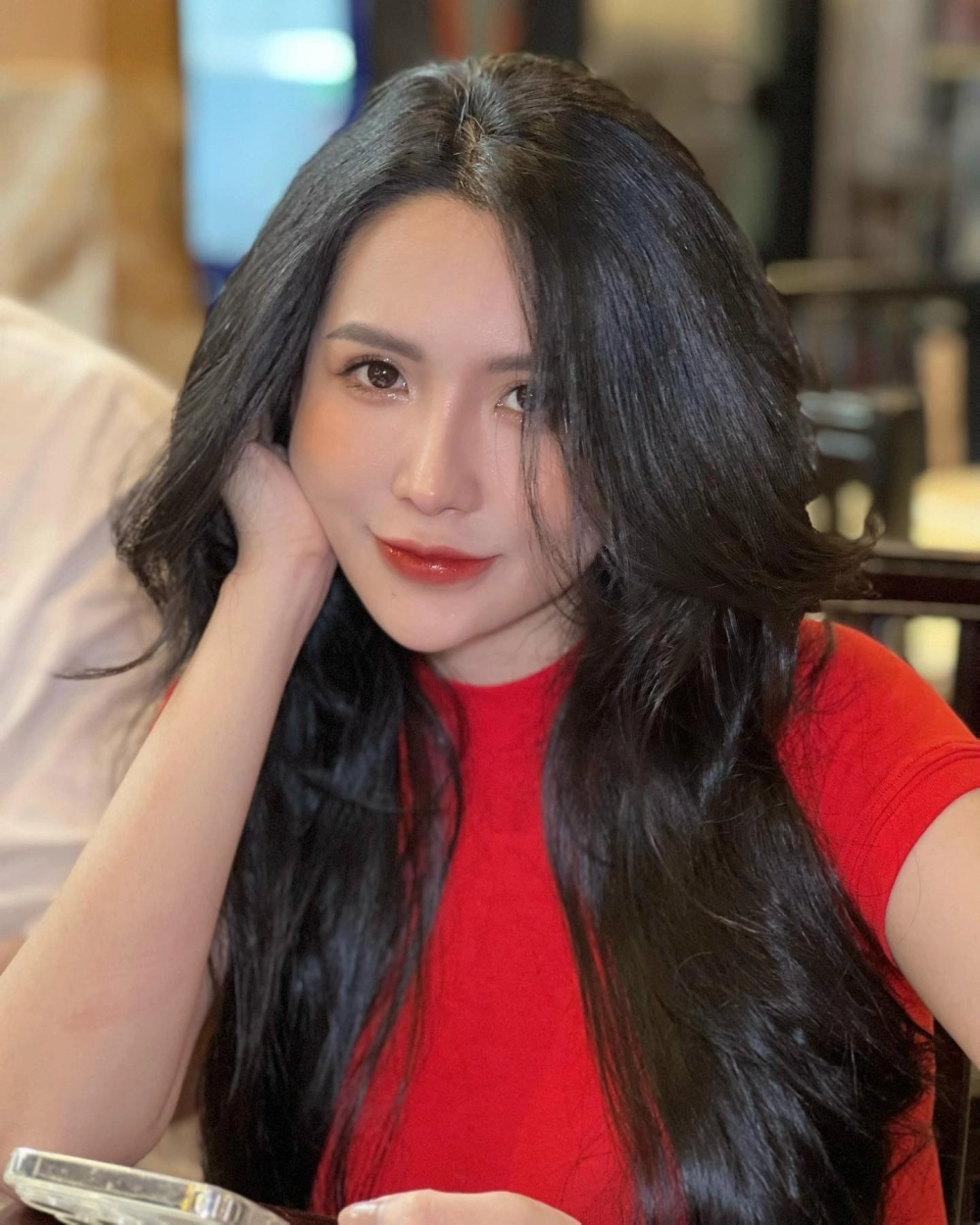 Viên Vibi nổi bật với thần thái cuốn hút trên sóng live