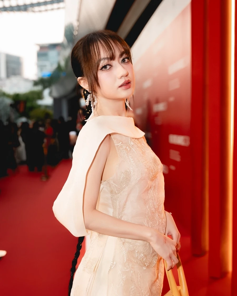 Xuân nghi ca sĩ chinh phục trái tim người nghe bằng giọng hát đầy cảm xúc