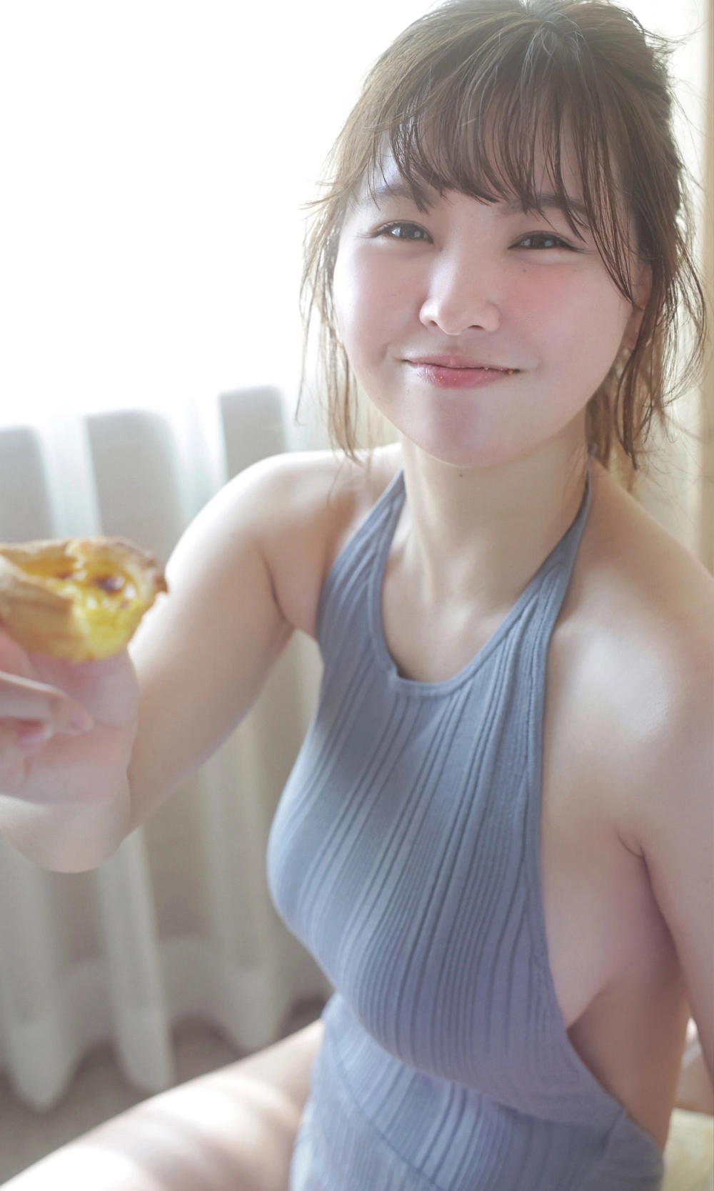 Hongo Yuzuha nổi bật với phong thái quyến rũ