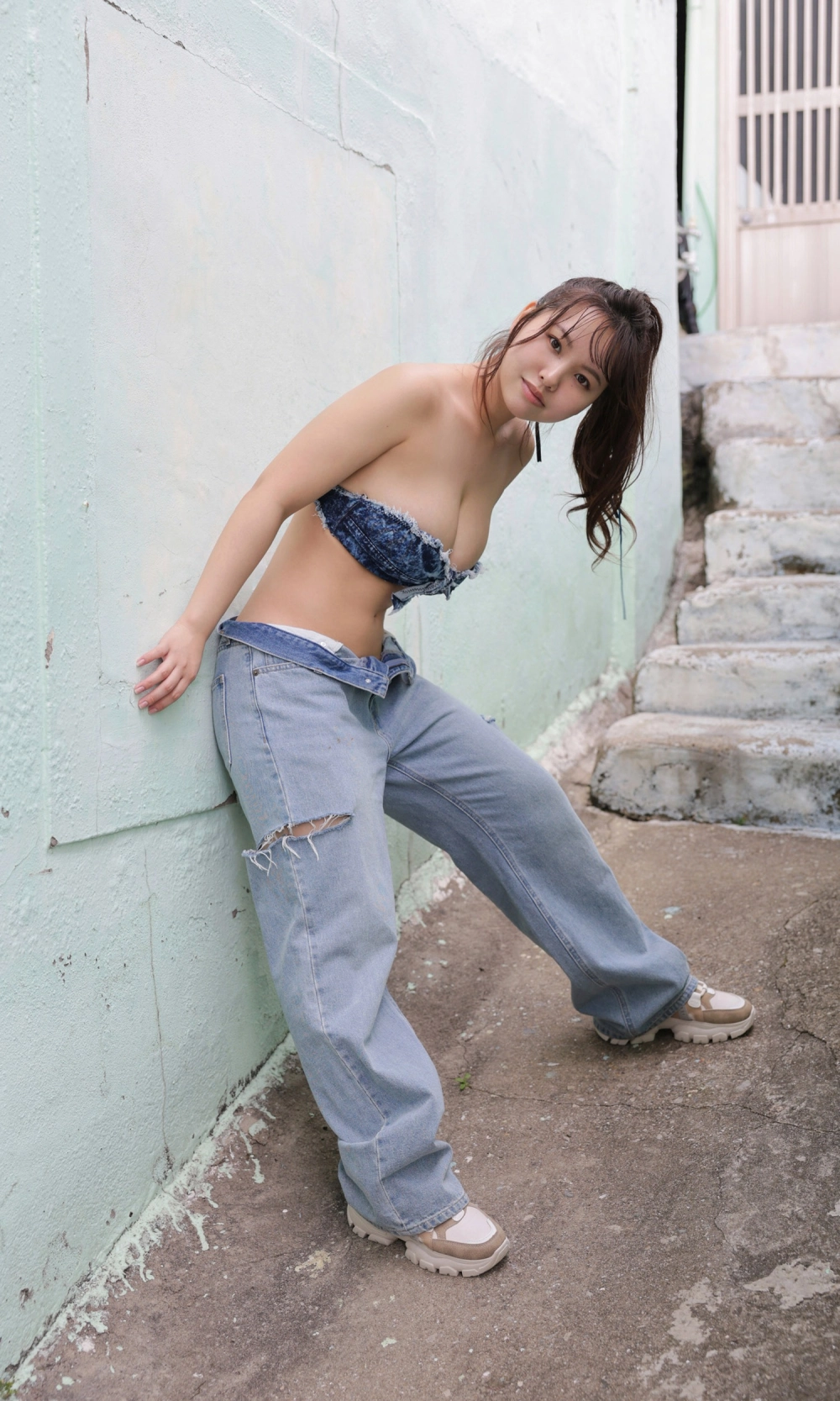 Hongo Yuzuha gây ấn tượng với vẻ cuốn hút rực rỡ