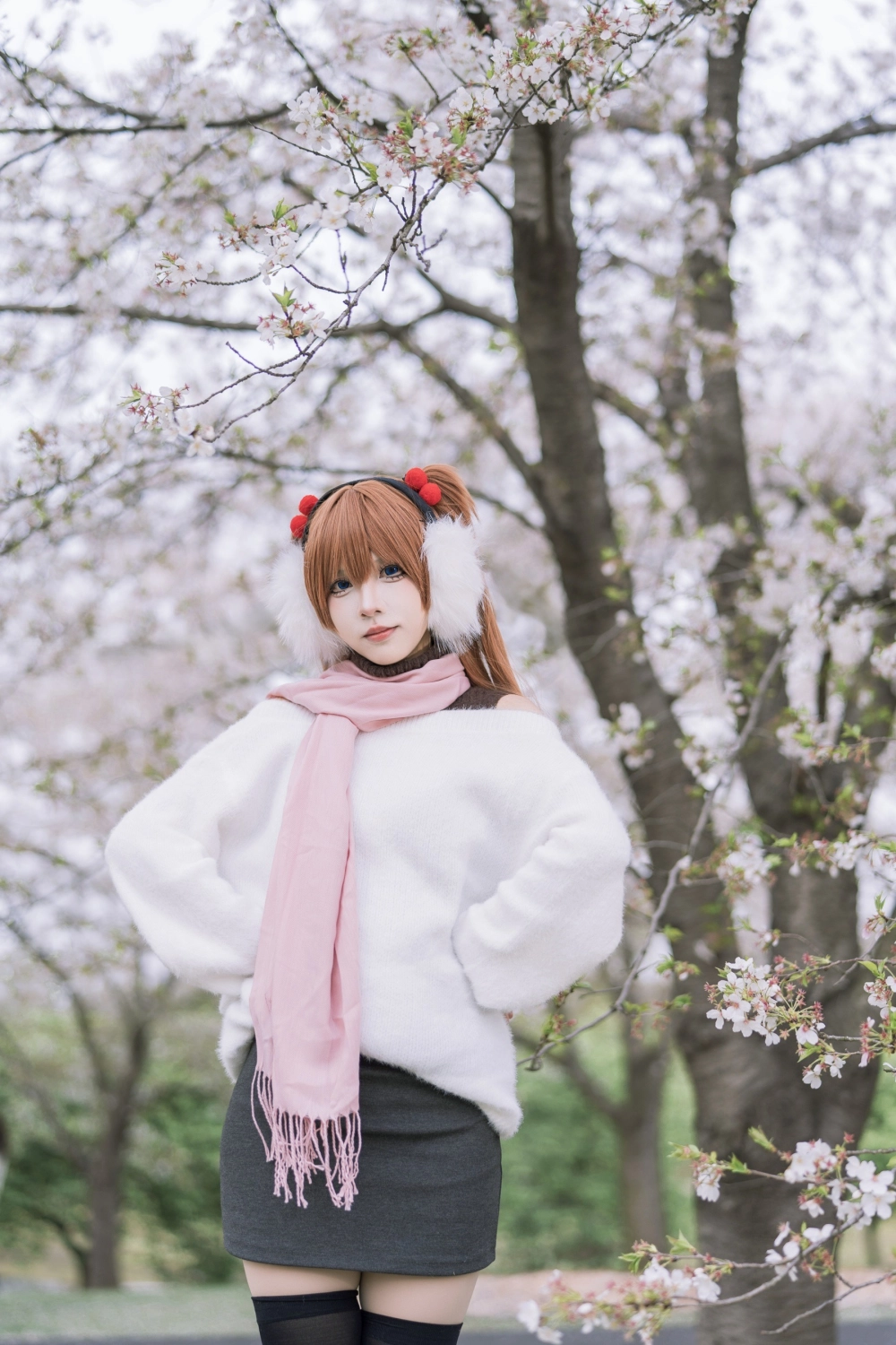 Huacun Asuka nổi bật với vẻ gợi cảm