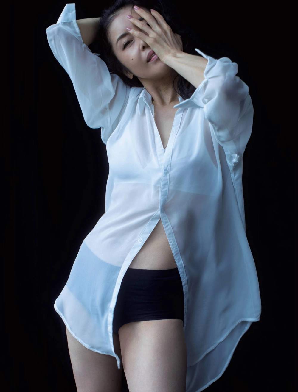 Manami Shindo nổi bật với phong thái quyến rũ