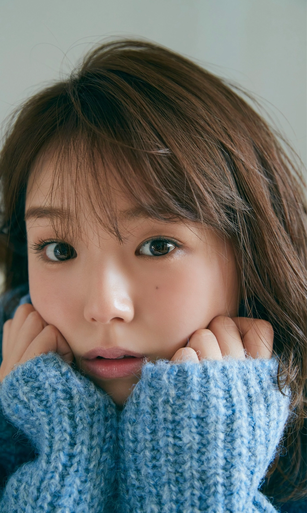 Shinozaki Ai nổi bật với phong thái tự tin