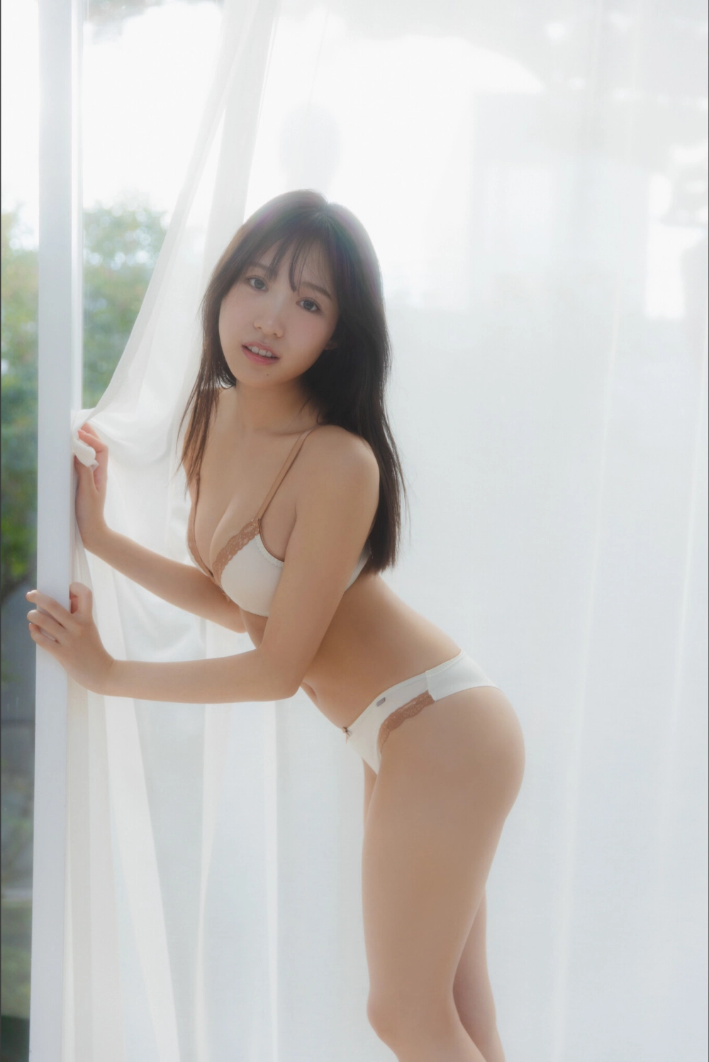 Sumire Yokono khoe vẻ đẹp cuốn hút rực rỡ